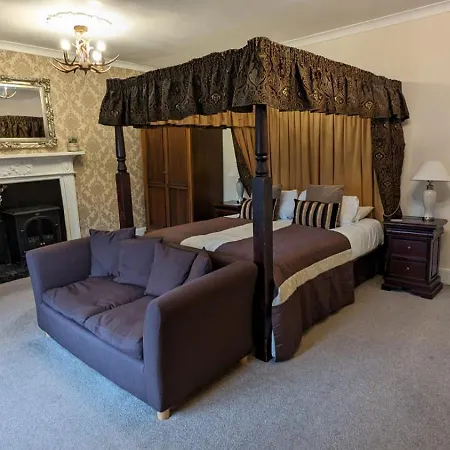 East Ayton Hotel, Hotel