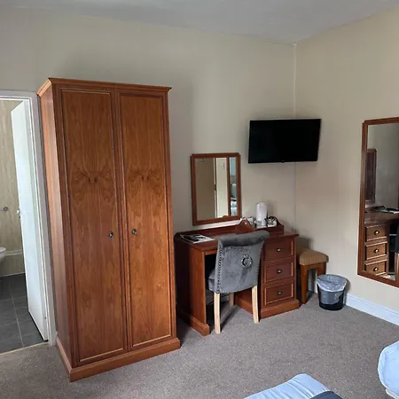 East Ayton Hotel, سكرابورو