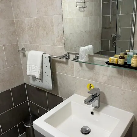 East Ayton Hotel, מלון