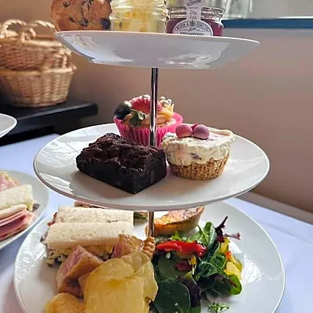 East Ayton Hotel, Otel