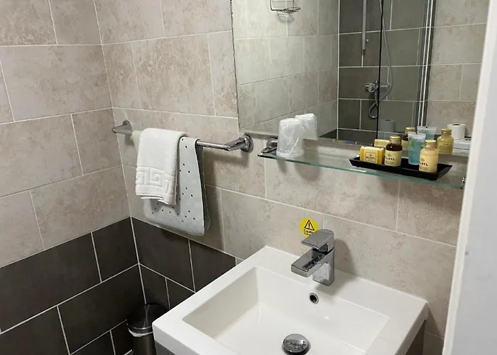 East Ayton Hotel, Hotel