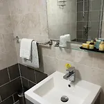 East Ayton Hotel, Hotel